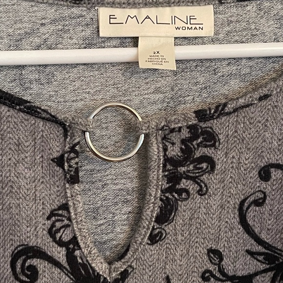 ➕size Emaline Woman Grey/Navy Floral Top Sz 2X - Picture 2 of 6